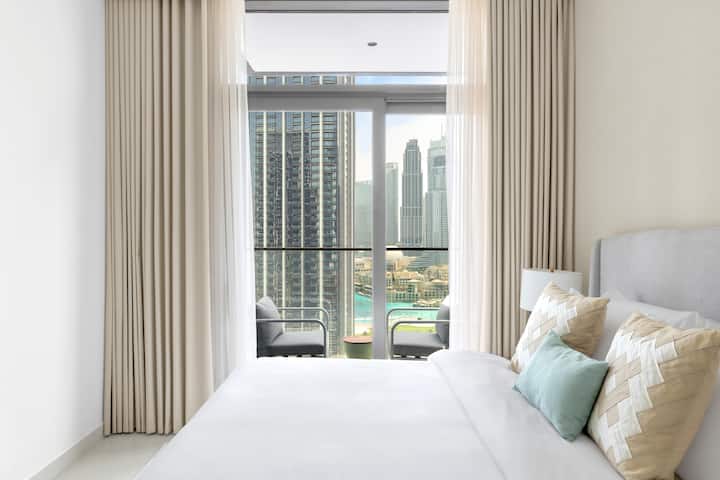 Разбудете се со неверојатен поглед во оваа удобна спална соба со директен пристап до вашиот приватен балкон.