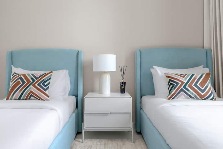 Шармантна спална соба со два единечни кревета и удобни светилки - совршена за мирен ноќен сон или читање доцна навечер.