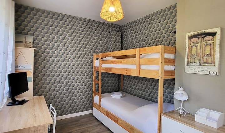 غرفة نوم بسرير بطابقين لشخصين + سرير درج قابل للسحب لشخص واحد، ومصاريع كهربائية، ومنطقة مكتب مع تلفزيون، وتخزين، وشريط كهرباء، ومروحة، وبياضات ومناشف، مع إمكانية الوصول المباشر إلى الحديقة الخاصة.