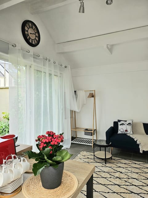Top performing Airbnb: Cozy Cottage with Garden in Houilles