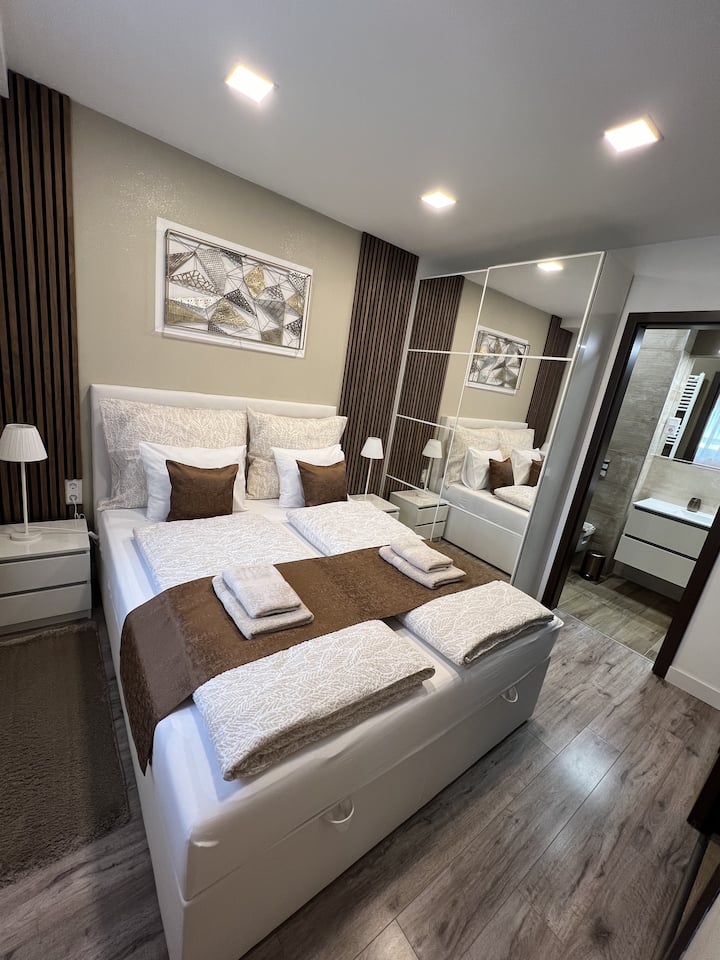 Acorde renovado neste quarto iluminado, onde o conforto encontra o design minimalista.