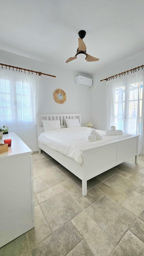 Tinos Seaside Gem: Cycladic 2BR - 500m from Center