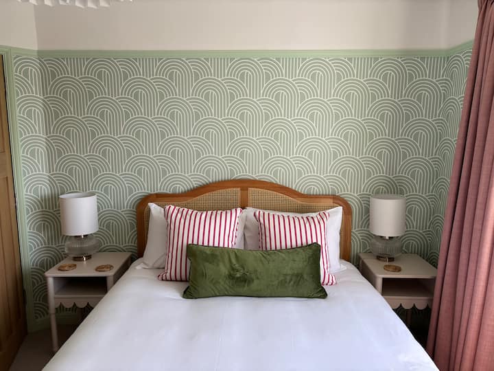 1 King bed, Hypnos mattress with topper. Hotel quality linens ensure a restful nights sleep.