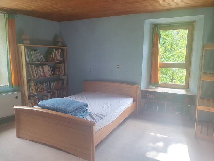 Chambre ou salle de jeu à votre guise :
Lit 160x190, oreillers et couvertures
Étagère + penderie sur roulette avec cintres
Sur demande à la réservation : lit parapluie + matelas bébé
Jouets, jeux de société, livres enfants, coloriage adulte.