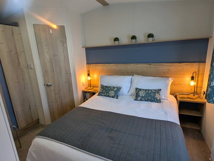 Pohodlie s manželskou posteľou, vlastnou kúpeľňou a inteligentnou TV