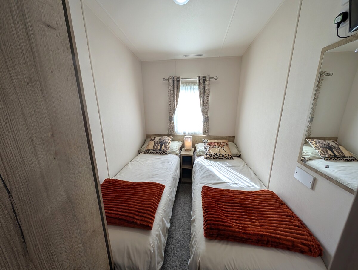 Იდეალურია ბავშვებისთვის – მყუდრო ორადგილიანი ოთახები სმარტ-ტელევიზორებით - ჩვენი ჟირაფების ოთახი