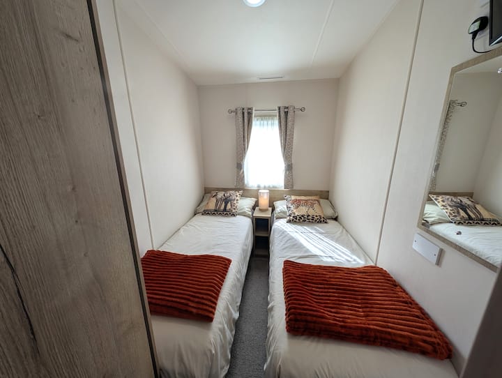 Ideálne pre deti – útulné izby s dvoma lôžkami a inteligentnými televízormi – naša izba Žirafa