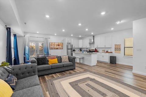Top performing Airbnb: 4-bedroom house close to CLT ballpark- 1 King/3 Q in Ponderosa / Wingate