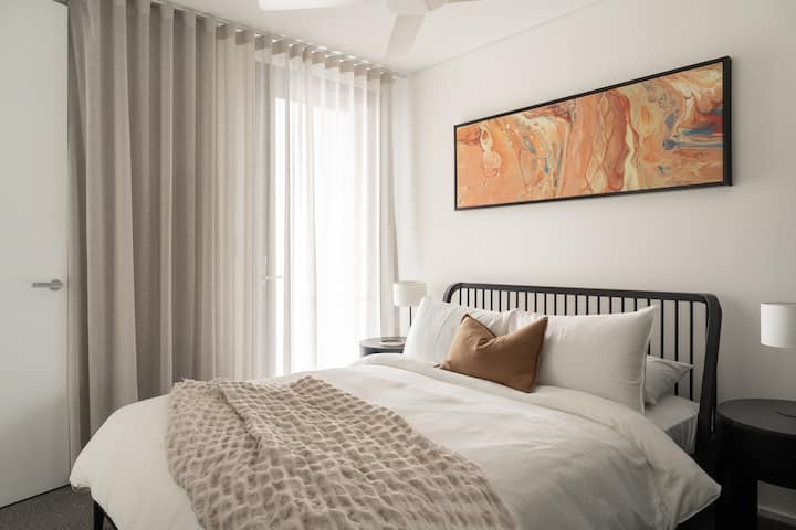 Dormitorio 1: cama tamaño queen con acceso al balcón.