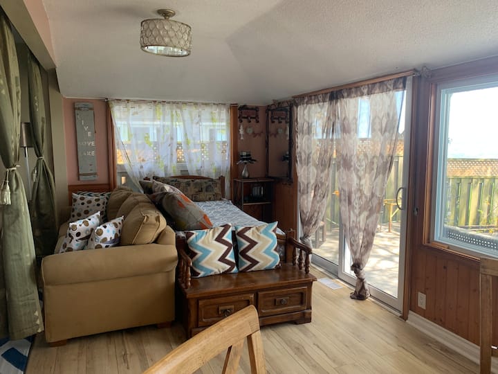 Krevet je omiljeno mjesto za ležanje dok uranjate u prekrasan pogled. Noću će se pregrada za zavjese zatvoriti i stvoriti privatnost za ovu simpatičnu slobodnu spavaću sobu