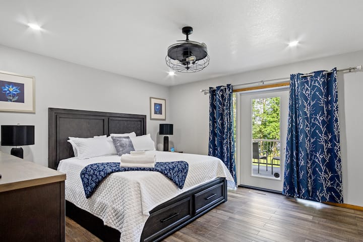 Luksuzna primarna spavaća soba s bračnim krevetom, privatnim trijemom i zadivljujućim pogledom na jezero Wissota iz vaše sobe. 