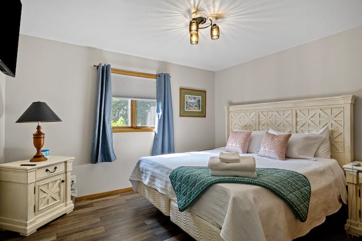 Sekundarna spavaća soba s bračnim krevetom. 