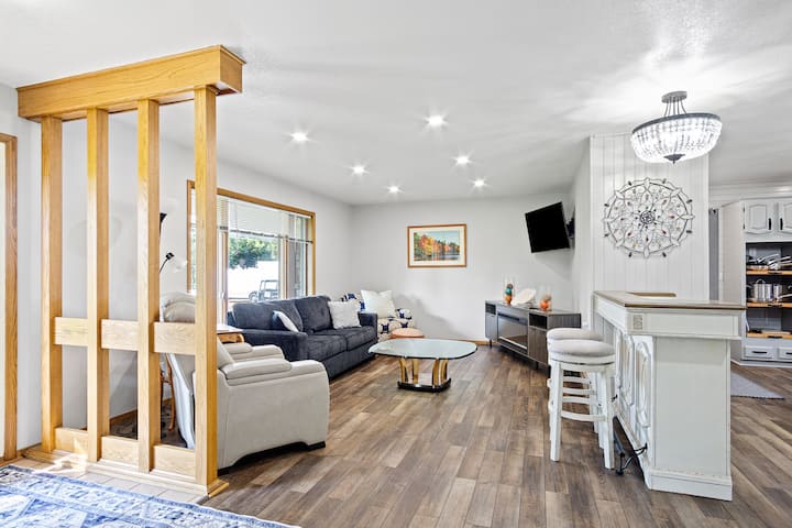 Udoban dnevni boravak s pametnim televizorom s velikim zaslonom i udobnim električnim kaminom.