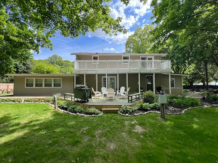 Sister Lakes - Great House + Hot Tub (Sleeps 16+!)