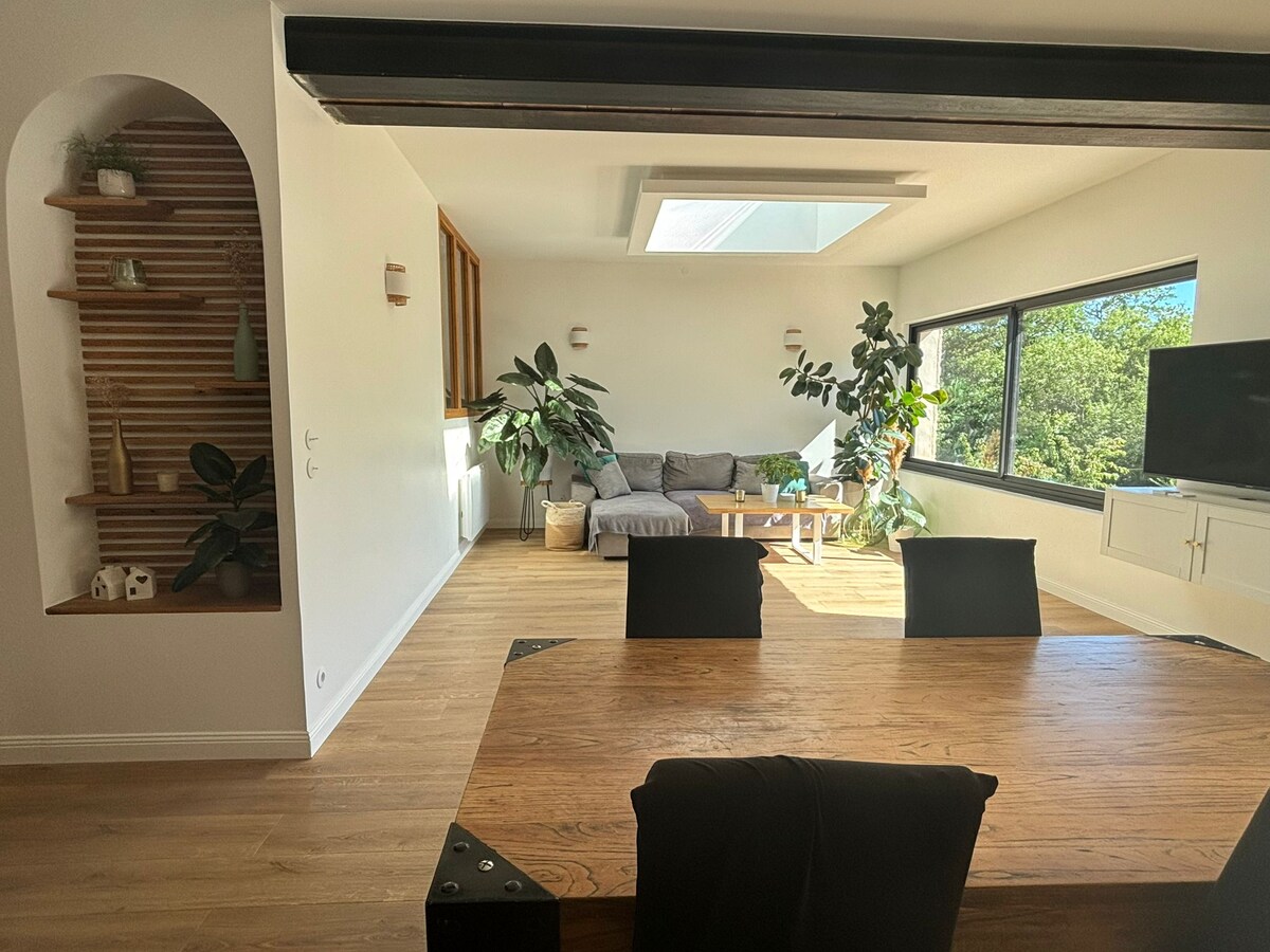 Annuncio Airbnb popolare: Hestia - Covered terrace with swimming jacuzzi a Nyons