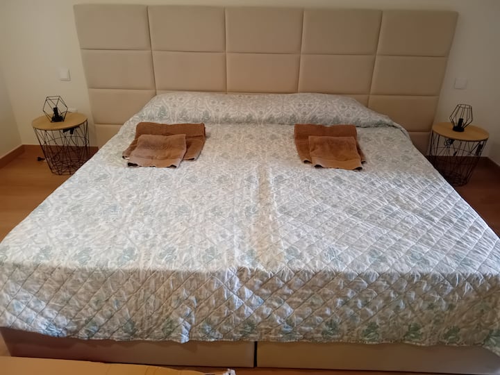 Კაბეეირა 2 ინდივიდუალურ სომერთან ერთად, შესაძლებელია ცალ-ცალკე გაწევრიანება ან პოზიციონირება. Საწოლისპირა მაგიდები და ეტლი ტანსაცმლისა და სხვა პროფილებისთვის. Შიდა ოთახი ბუნებრივი განათების გარეშე. 