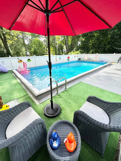 Relaxing Poolside Getaway