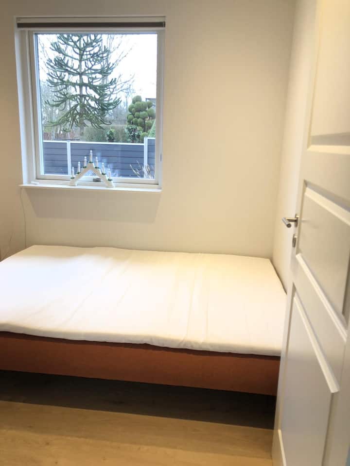 Divan i rehatshëm me dyshek sipër për rehati. 
Ka përmasa 140 cm x 200 cm. 