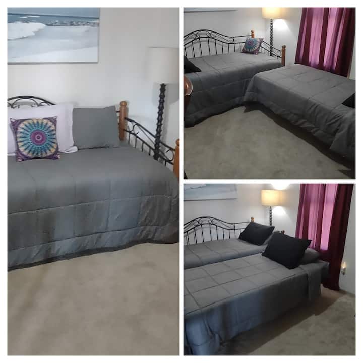 Veľmi pohodlná a všestranná manželská posteľ pozostávajúca z dvoch samostatných postelí, z ktorých je gauč cez deň, potom v noci  môžete postele nakonfigurovať samostatne alebo ich poskladať dokopy pre jednu manželskú posteľ veľkosti King.