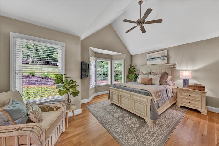 חדר השינה הגדול הזה נמצא גם בקומה הראשית וממוקם לצד אזור המטבח. המיטה היא בגודל קווין סייז. כניסה פרטית לחדר רחצה שיש לו גם גישה למסדרון. דלתות ננעלות לפרטיות. מאוורר תקרה לנוחות נוספת. גם טלוויזיה חכמה