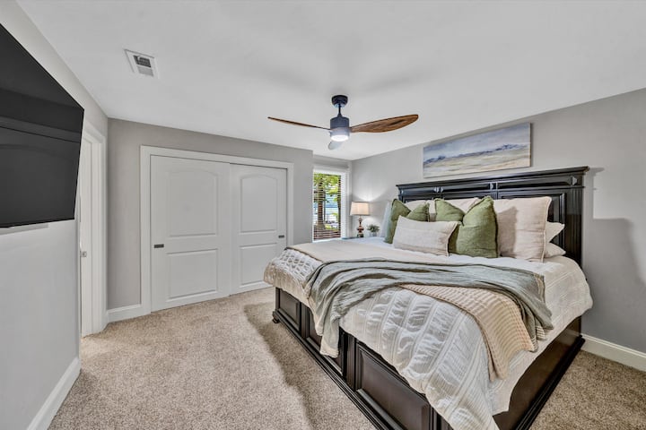 חדר שינה למטה עם מיטת קינג סייז מפוארת. כניסה פרטית לחדר רחצה ושירותים שיש לו גם גישה למסדרון. טלוויזיה חכמה גדולה. חדר השינה הזה נמצא ליד שולחן הביליארד ונעים מאוד! דלתות ננעלות לפרטיות. מאוורר תקרה ותריסים לפרטיות. 