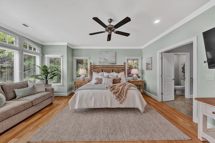 תיהנו ממיטת קינג סייז הנעימה. טלוויזיה חכמה מסתובבת גדולה. כניסה לחדר הרחצה הראשי. בחדר הזה יש נוף יפהפה של האגם וההר בחוץ. תריסים בכל החלונות. בחדר השינה הזה יש גם דלת פרטית למרפסת האחורית.