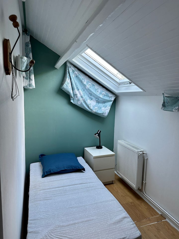 ห้องเดี่ยวพร้อมเตียงเลื่อน 