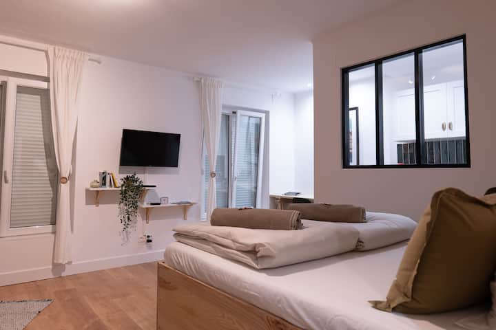 Pasa una noche maravillosa gracias al colchón y ropa de cama de alta calidad. Dos almohadas están disponibles por persona (un cuadrado esponjoso de 65x65 cm y un rectángulo más firme de 50x70 cm).
También hay tapones para los oídos disponibles.