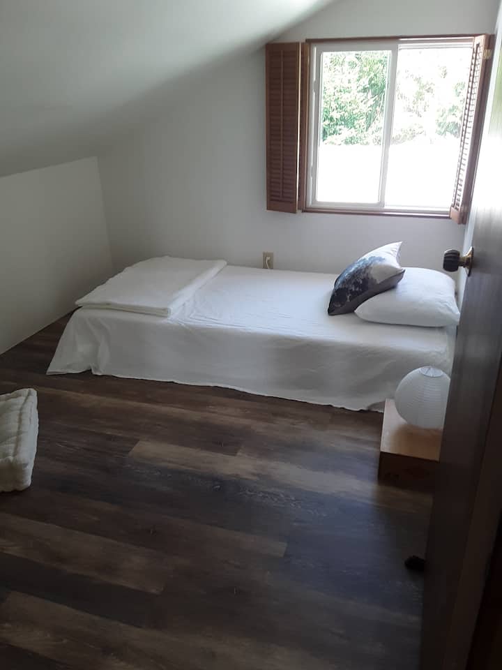 Upstairs bedroom with single bed