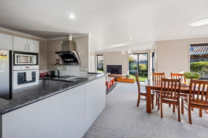 Full kitchen image 1