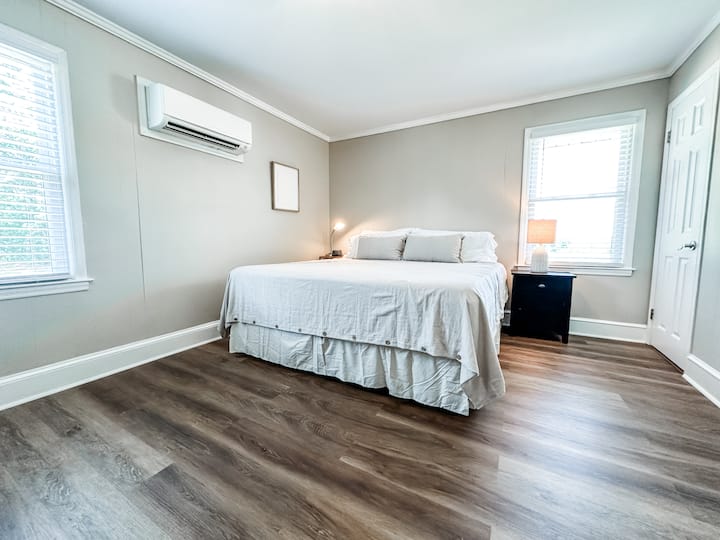 Spavaća soba 1 ima bračni krevet, veliki HD televizor s Rokuom, aparat za spavanje i privatnu kupaonicu.