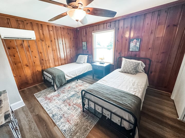 Spavaća soba 3 ima dva odvojena kreveta i HD televizor s Rokuom.