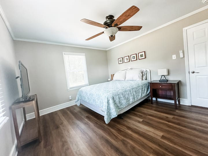 Spavaća soba 2 ima bračni krevet, veliki HD televizor s Rokuom, aparat za spavanje i dovoljno prostora za krevetiće ili dodatne pragove na zračnom madracu.