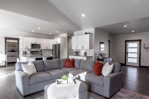 Modern 3BR Near U of I Campus | Football & Events