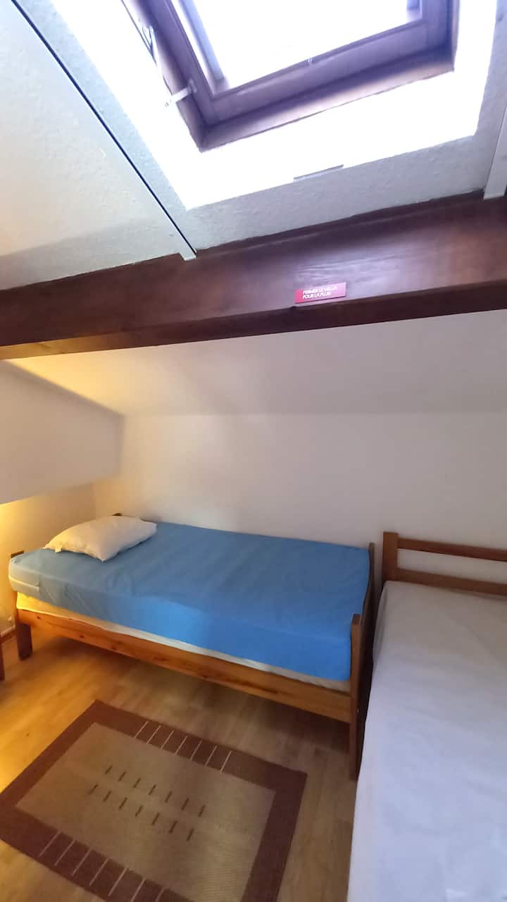 ห้องนอนที่ 3 มีเตียงเดี่ยว 2 เตียงขนาด 80 x 190 เตียง velux