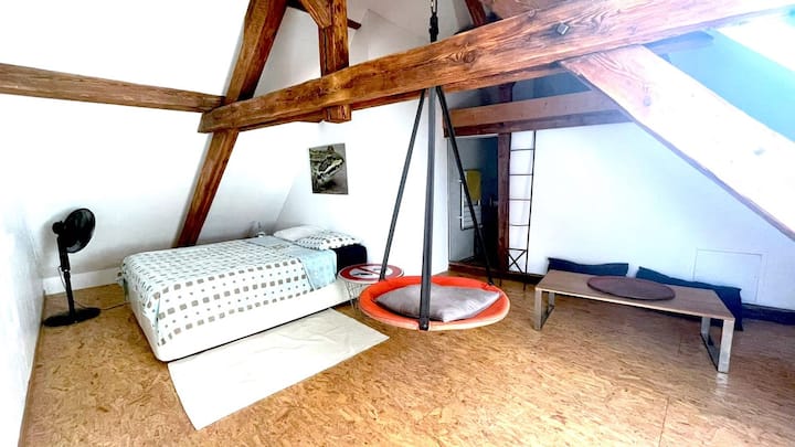 Esta habitación, la más grande, es la suite principal. Tiene un baño privado con ducha.