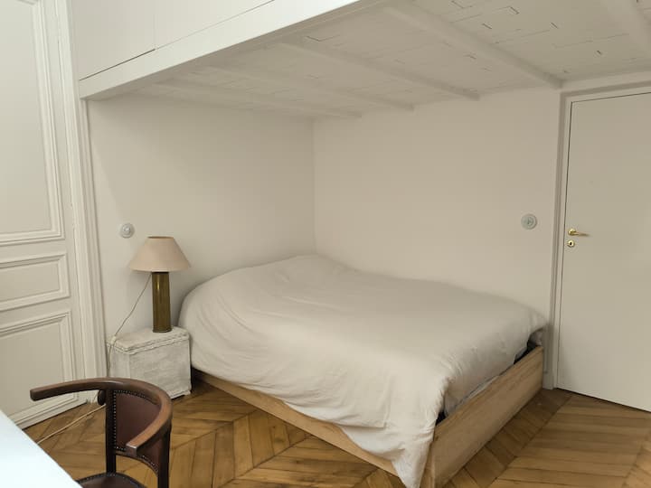 chumba cha kulala cha 2 ni kikubwa, kina dawati dogo na hifadhi. 