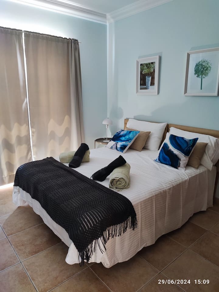 Krásna manželská posteľ ideálna na hlboký, regeneračný spánok.
Okenné dvere s veľkým otvorom s výhľadom na slnko, vybavené konferenčným stolíkom a stoličkami, ideálny mix na relaxáciu, to všetko v obklopujúcej atmosfére súkromia.
 