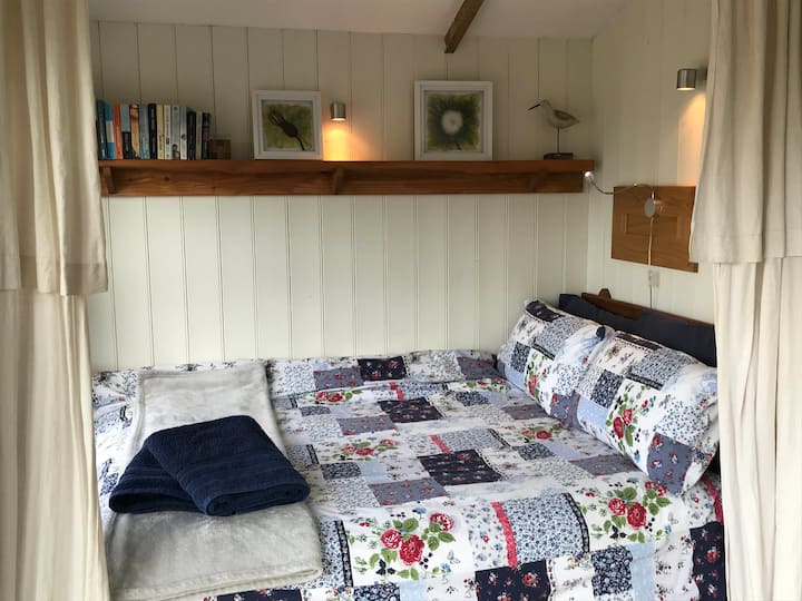 Se pueden dibujar cortinas gruesas para separar la cama del área de estar.