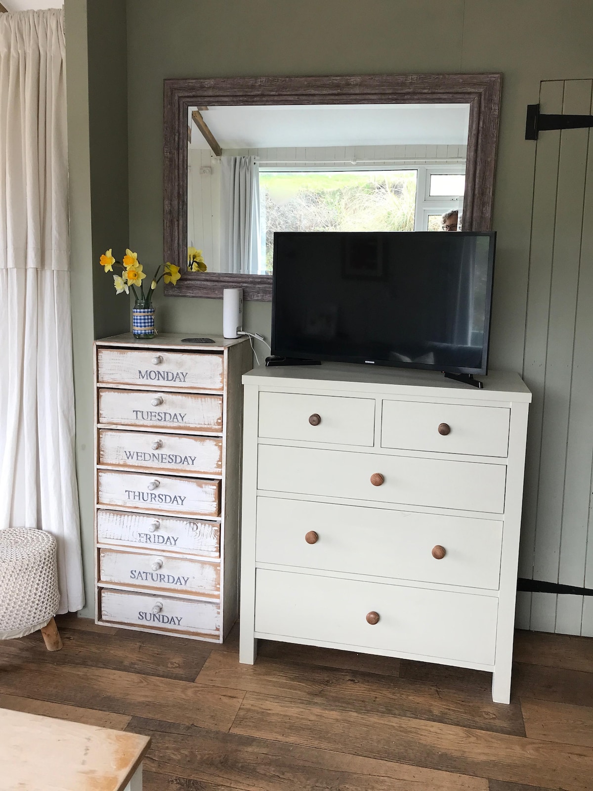 Უამრავი ტანსაცმლის საცავი.
Სამაგიდო თამაშების პოვნა შესაძლებელია ქვედა უჯრაში წვიმიანი ან მშვიდი დღეებისთვის.