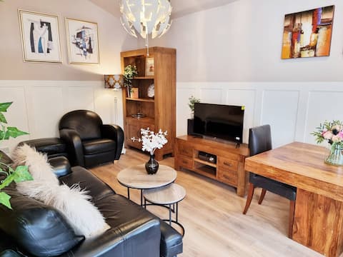 Successful Airbnb property: Detached Cottage Near JR Hospital + Parking in Old Marston