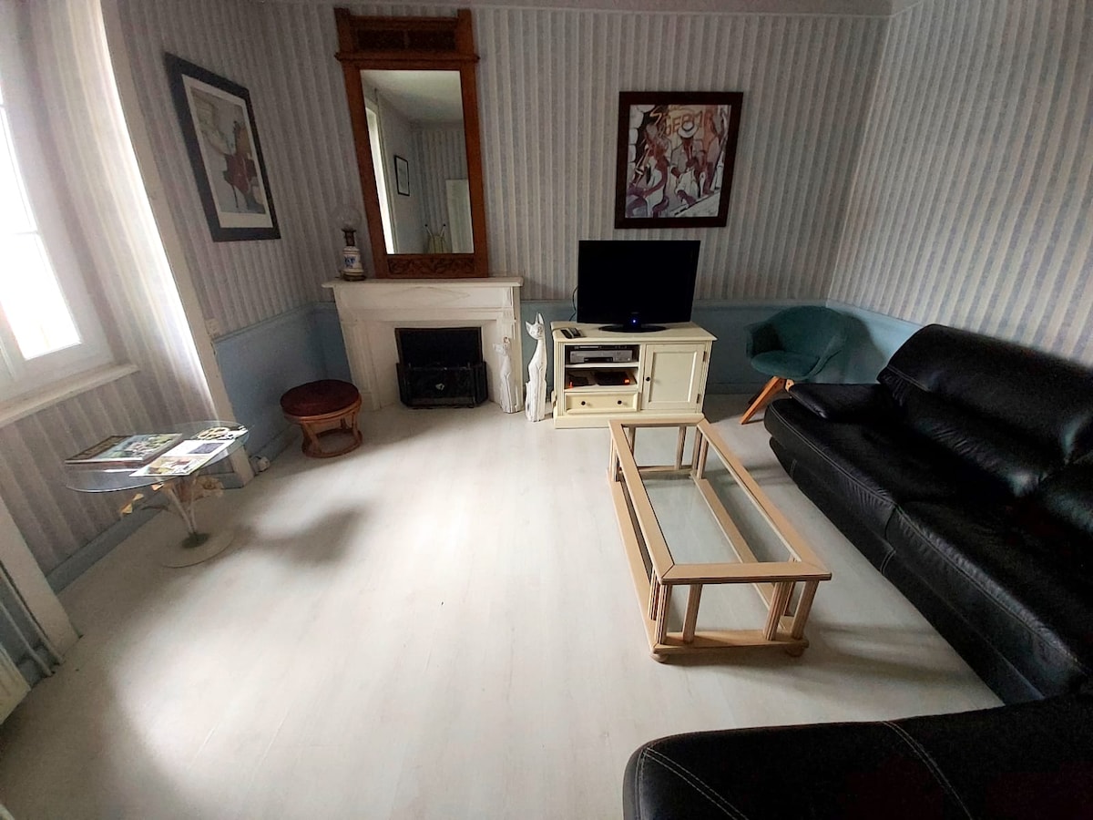 Propriété Airbnb réussie: Family home with pool on the banks of the Dordogne à Argentat Sur Dordogne