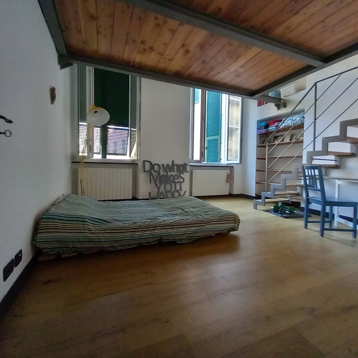 غرفة نوم مع أريكة يابانية