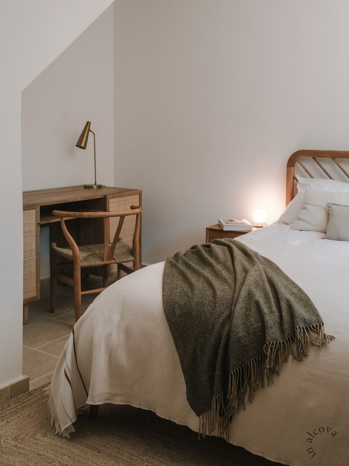 Dhoma e gjumit 4 ka një krevat dopio, tavolinë pune dhe një tastierë