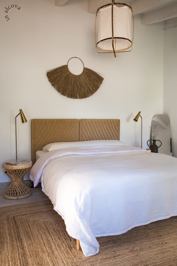 Hyr në dhomën kryesore të gjumit të qetë dhe të gjerë, me një krevat të rehatshëm me madhësi dopio "queen" dhe një gamë ngjyrash qetësuese. E përkryer për t 'u çlodhur pas një dite të gjatë.