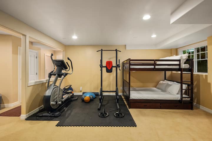 "Chumba cha kulala" cha 5 kwa kweli ni sehemu katika Ghorofa ya Chini iliyo na kitanda cha ghorofa kilicho na magodoro ya ukubwa kamili.  Sehemu hii ni bora kwa watoto wadogo.  Kuna chumba cha kuogea nusu kwenye chumba cha chini pia.