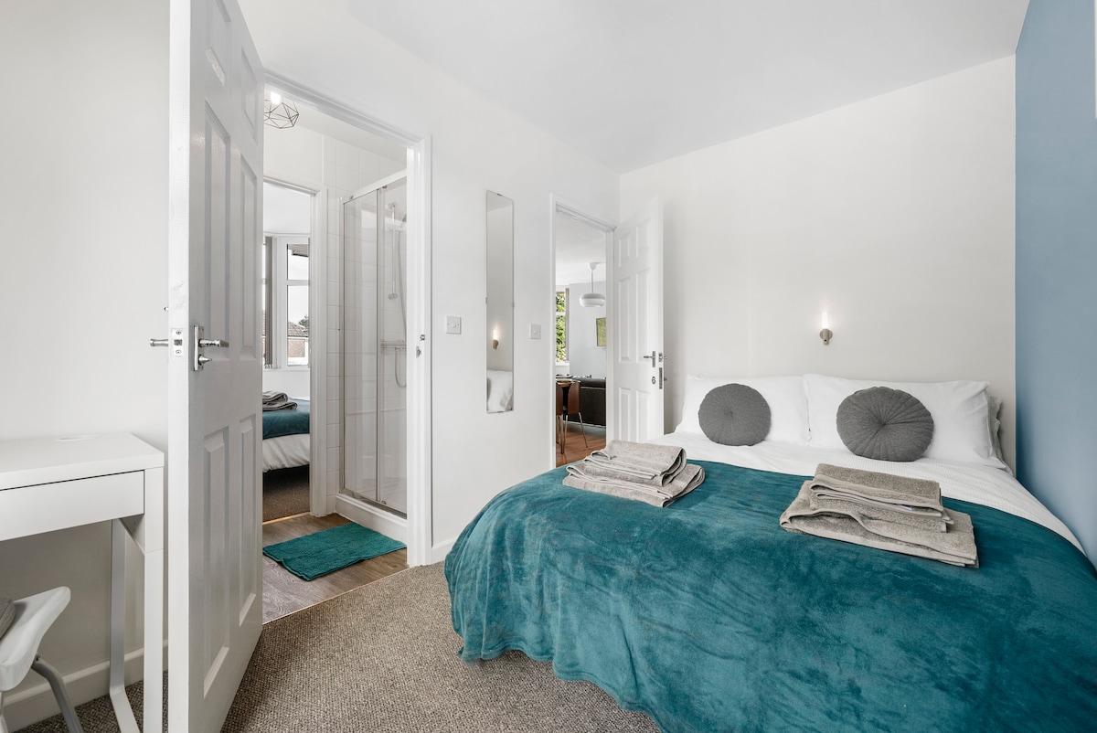 Segundo dormitorio doble con escritorio.
Barandilla para ropa disponible con perchas