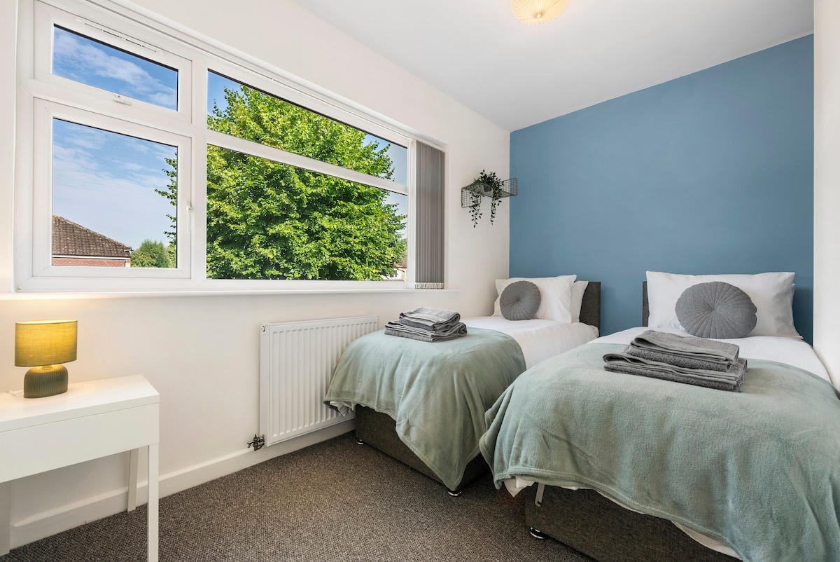 Dormitorio doble con ducha privada.  Riel de ropa con perchas