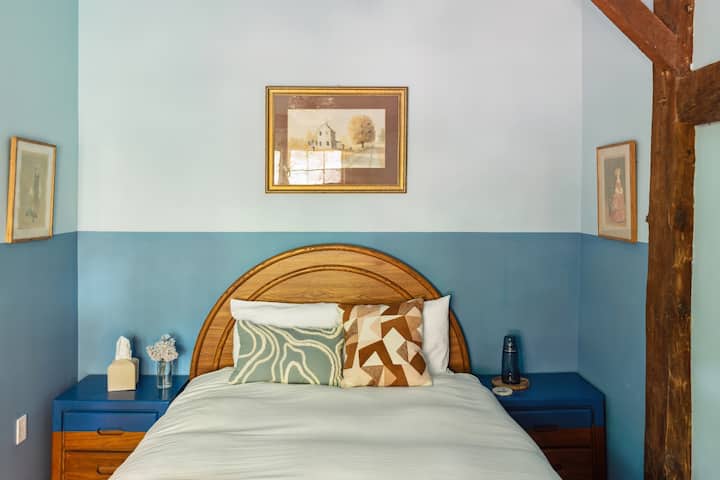 Queen bed. Rustic touches. 