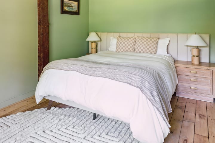 Clean design and warm tones in this bedroom. 